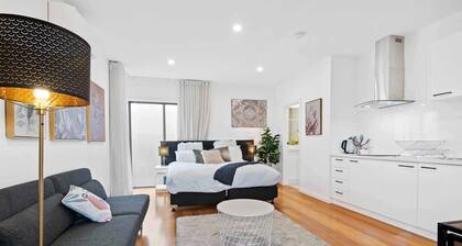 Stunning Studio Apartment Near Public Transport