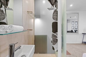Hair dryer, towels - Charming 1-Bed Central Studio Apartment (Melbourne)