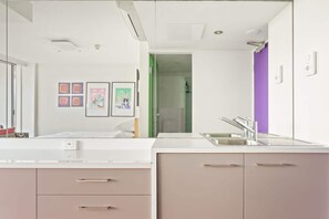 Fridge, microwave, stovetop, toaster - Cosy Studio with City Views (Darlinghurst)