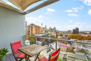 Outdoor dining - Cosy Studio with City Views (Darlinghurst)