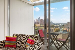 Smart TV - Cosy Studio with City Views (Darlinghurst)