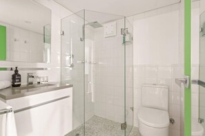 Shower, hair dryer, towels - Cosy Studio with City Views (Darlinghurst)