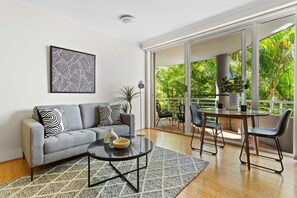 Smart TV - Idyllic Studio by University Campuses (Chippendale)