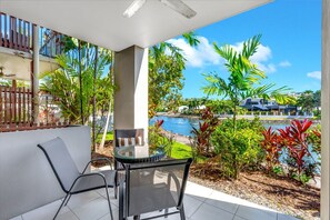 Outdoor dining - Blue Lagoon Resort Lakeside Apartment (Trinity Beach)