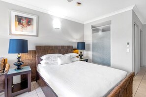 Iron/ironing board, travel cot, Internet, bed sheets - Blue Lagoon Resort Lakeside Apartment (Trinity Beach)