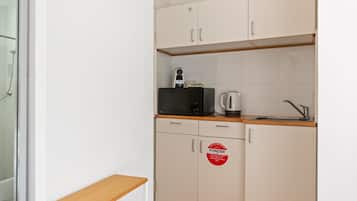 Wasserkocher mit Kaffee-/Teezubehör, Kühlschrank, Mikrowelle, Herdplatte