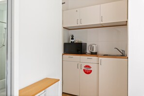 Wasserkocher mit Kaffee-/Teezubehör, Kühlschrank, Mikrowelle, Herdplatte