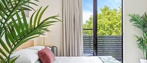 Een strijkplank/strijkijzer, reisbedje, internet, beddengoed