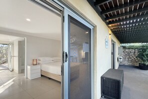 1 bedroom, iron/ironing board, internet, bed sheets - Spacious Beach Studio With Alfresco Dining (Surf Beach)