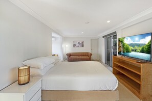 1 bedroom, iron/ironing board, internet, bed sheets - Spacious Beach Studio With Alfresco Dining (Surf Beach)