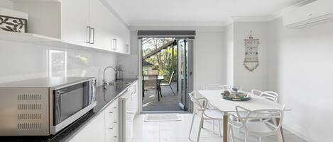 Réfrigérateur, micro-ondes, plaque de cuisson, cafetiÚre/bouilloire