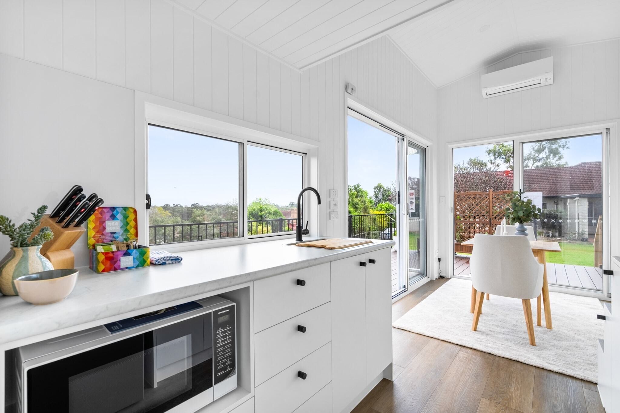 Kühlschrank, Mikrowelle, Herdplatte, Wasserkocher mit Kaffee-/Teezubehör