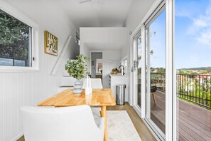 Outdoor dining - Cute 1-Bed Tiny House with Garden in Nature (Bridgeman Downs)