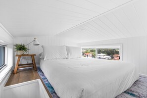 1 bedroom, iron/ironing board, bed sheets - Cute 1-Bed Tiny House with Garden in Nature (Bridgeman Downs)