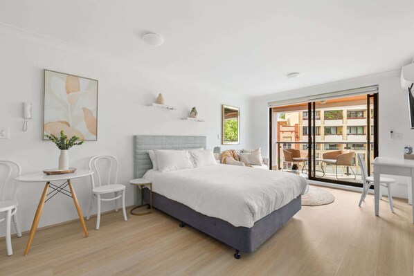 1 bedroom, desk, Internet, bed sheets - Ideal Studio Inner-City Pad with Private Balcony (Surry Hills)