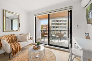 Smart TV, offices - Ideal Studio Inner-City Pad with Private Balcony (Surry Hills)