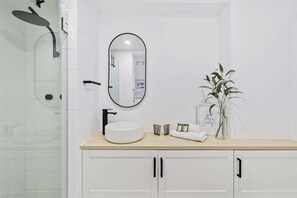 Shower, hair dryer, towels - Studio3: Chic Bondi Abode with Pool & A/C (Bondi Junction)