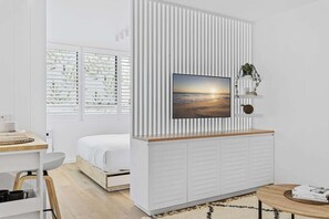 1 bedroom, iron/ironing board, Internet, bed sheets - Studio3: Chic Bondi Abode with Pool & A/C (Bondi Junction)