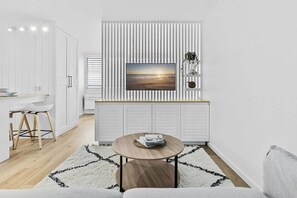 Smart TV - Studio3: Chic Bondi Abode with Pool & A/C (Bondi Junction)