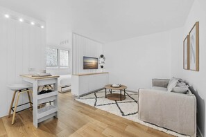 1 bedroom, iron/ironing board, Internet, bed sheets - Studio3: Chic Bondi Abode with Pool & A/C (Bondi Junction)
