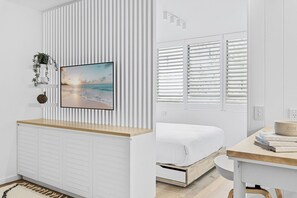 1 bedroom, iron/ironing board, Internet, bed sheets - Studio4: Bondi Chic Interiors with Rooftop Pool (Bondi Junction)