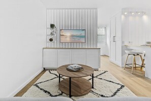 Smart TV - Studio4: Bondi Chic Interiors with Rooftop Pool (Bondi Junction)