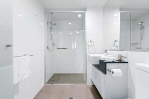 Hair dryer, towels - Stylish 1-Bed Studio in Vibrant South Brisbane (South Brisbane)
