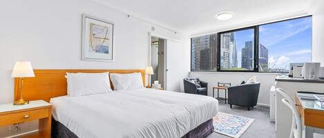 Una scrivania, ferro/asse da stiro, culla da viaggio, accesso a Internet