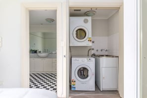 Dusche, Haartrockner, Handtücher