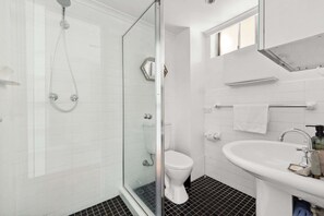 Dusche, Haartrockner, Handtücher