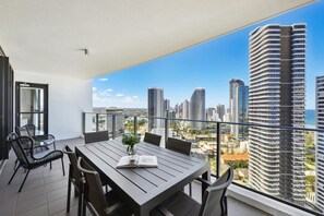 Outdoor dining - Stylish Studio Near Fremantle Cafés and Beaches (North Fremantle)