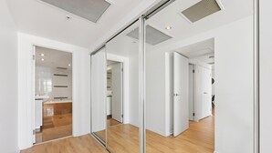 Een modern interieur met een glazen scheidingswand, houten vloeren en witte muren.