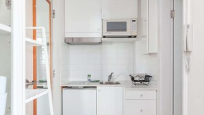 Kühlschrank, Mikrowelle, Herdplatte, Kochgeschirr/Geschirr/Besteck