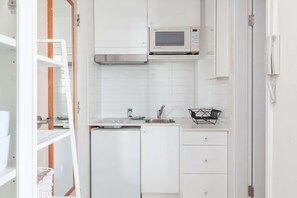 Fridge, microwave, stovetop, cookware/dishes/utensils - Studio in Elizabeth Bay with Pool & City Views (Elizabeth Bay)