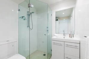Hair dryer, towels - Studio in Elizabeth Bay with Pool & City Views (Elizabeth Bay)