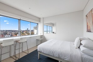 1 bedroom, iron/ironing board, travel cot, Internet - Studio in Elizabeth Bay with Pool & City Views (Elizabeth Bay)
