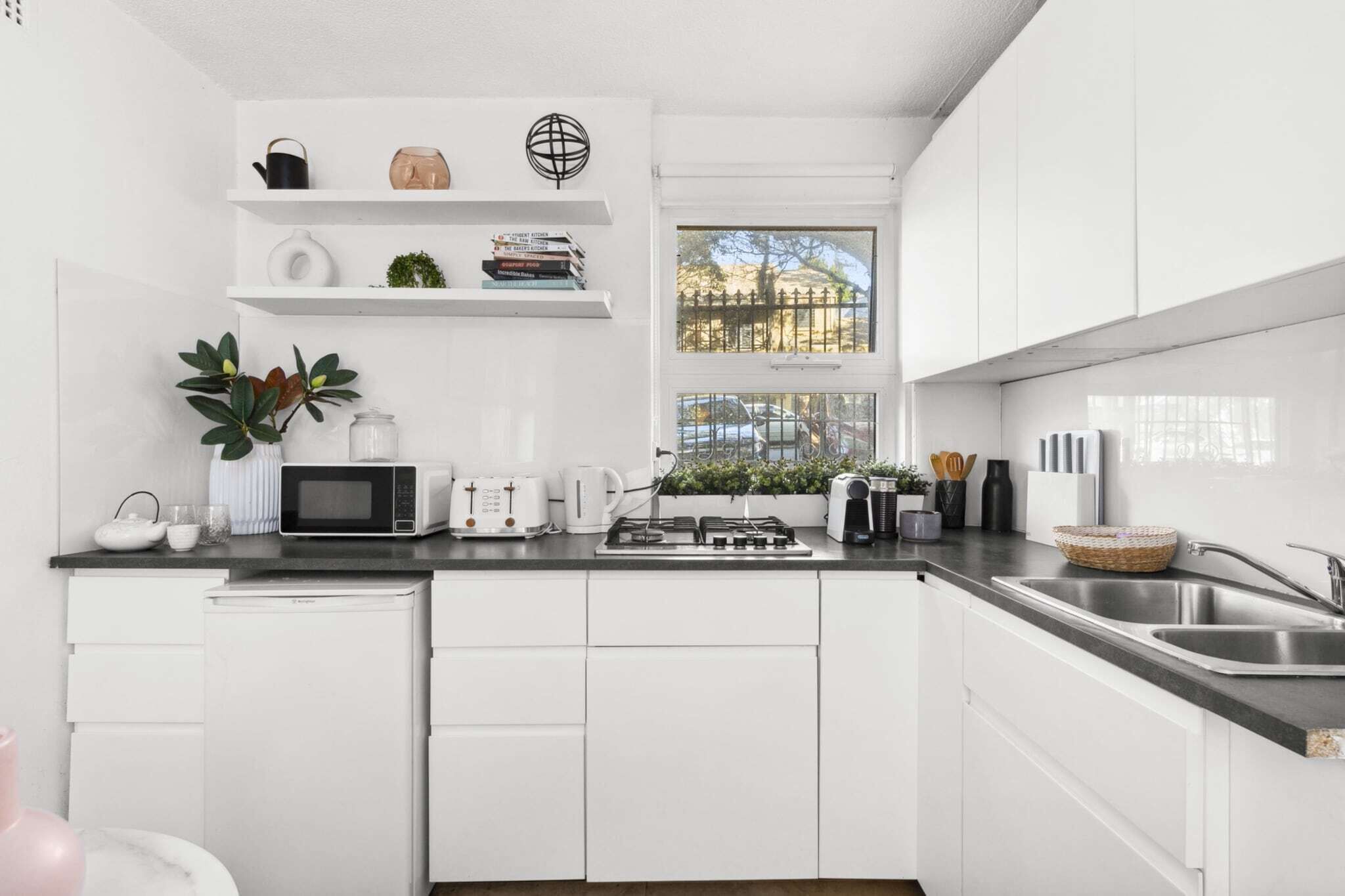 Réfrigérateur, micro-ondes, plaque de cuisson, cafetière/bouilloire