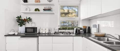 Réfrigérateur, micro-ondes, plaque de cuisson, cafetière/bouilloire