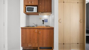 Coffee/tea maker, fridge, microwave, stovetop - Bright Studio with Pool Access in Parramatta (Parramatta)