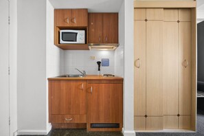 Geladeira, micro-ondas, cooktop, lava-louças