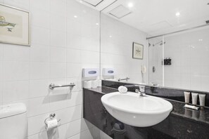 Hair dryer, towels - Bright Studio with Pool Access in Parramatta (Parramatta)