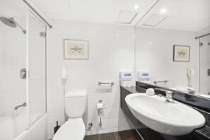 Secador de cabelo, toalhas de banho