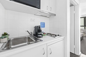 Fridge, microwave, stovetop, toaster - Bright Studio Stay in Central Parramatta (Parramatta)