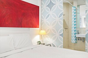 1 bedroom, desk, iron/ironing board, Internet - Stylish Central Studio with Gym (Melbourne)