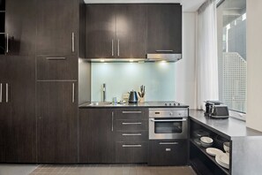 Fridge, microwave, oven, stovetop - Stylish Central Studio with Gym (Melbourne)