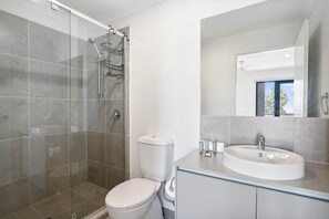 Hair dryer, towels - Spacious Tarneit Home with Private Garden (Tarneit)