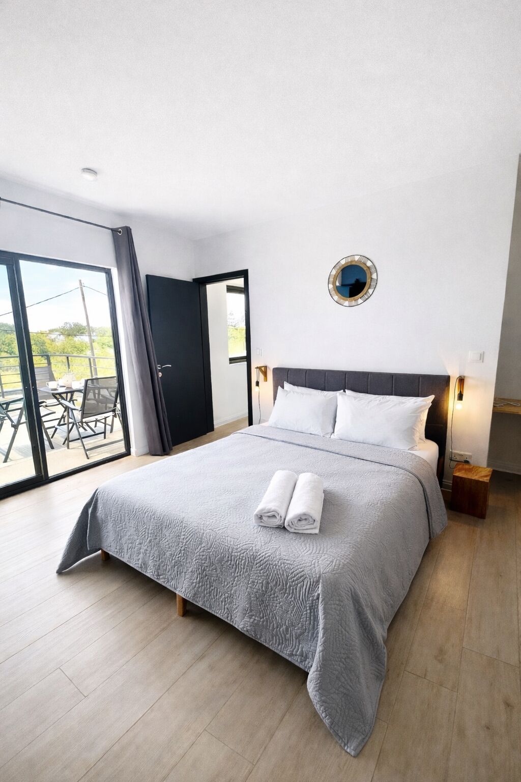 3 chambres, coffres-forts dans les chambres, fer et planche à repasser