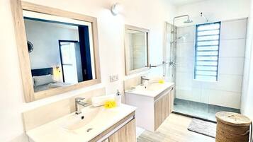 Hiustenkuivaaja, pyyhkeet, saippua, sampoo