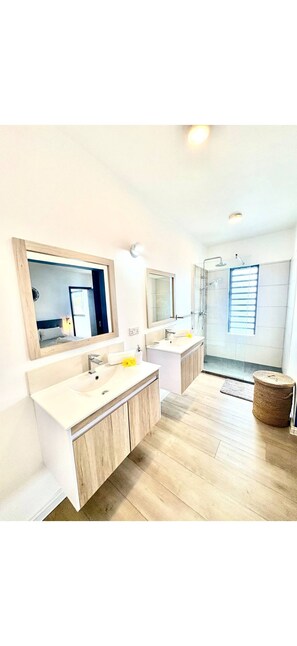 Hiustenkuivaaja, pyyhkeet, saippua, sampoo