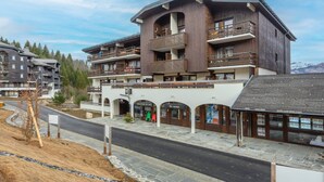 Hotel com vários andares, varandas, serviço de aluguer de esqui e vista para a paisagem circundante.
